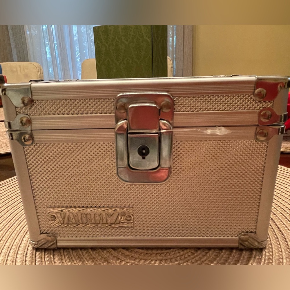 Vaultz 3x5 lockbox with key.